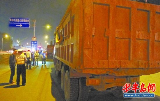 青岛出动200余警力整治大货违法查获35辆(图)