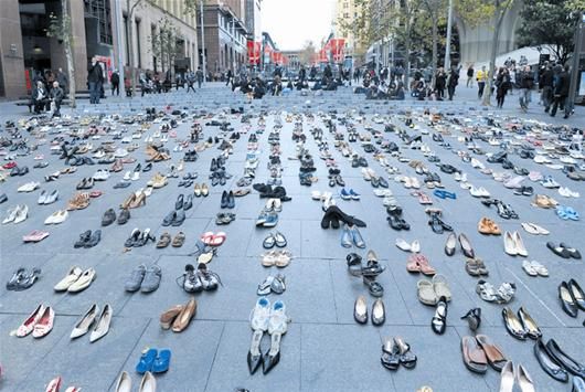 图文:悉尼街头摆放千双鞋子 呼吁关注交通安全