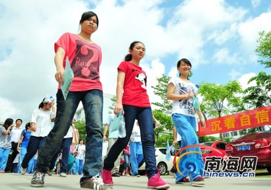 组图:高考第二天,考生自信走出考场