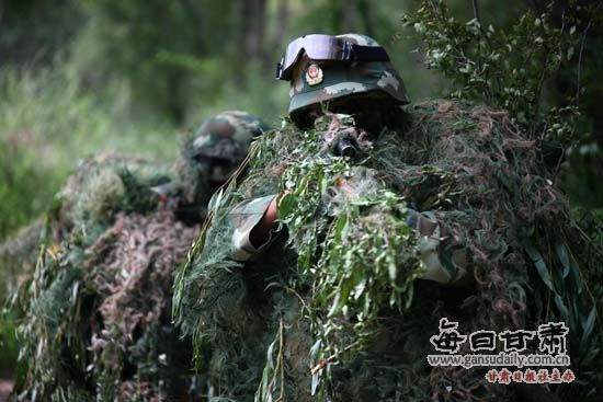 【视觉】驻甘武警特战尖兵展开"魔鬼"训练(组图)