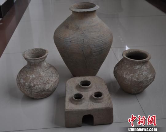 日电(田进)记者13日陕西省文物局获悉,该省凤翔县境内发现汉代陶器4件