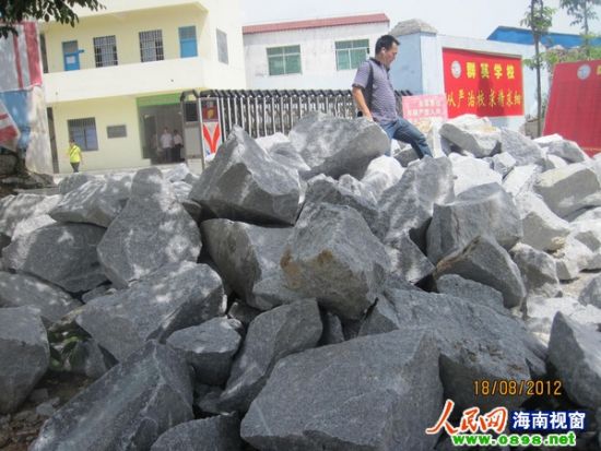 海南一国企领导带人用巨石堵民办学校大门(图)