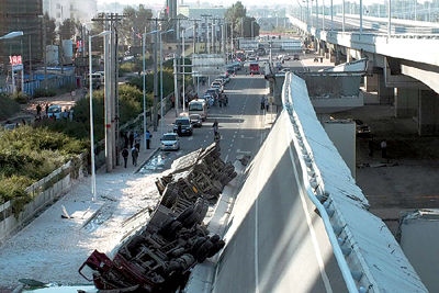 昨日5 时30 分许,哈尔滨阳明滩大桥引桥发生坍塌,4 辆大型货车坠桥