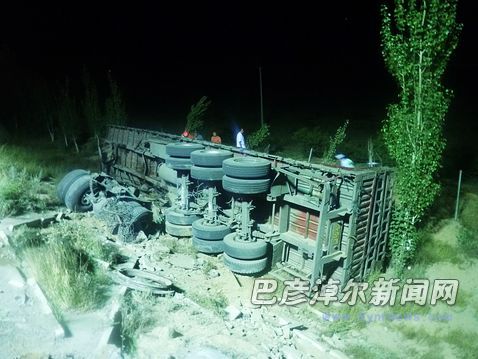 京藏高速磴口至临河920公里处凌晨出车祸(图)
