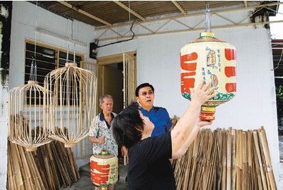 一竹一针线 大马华人手工制作灯笼传承文化(图)