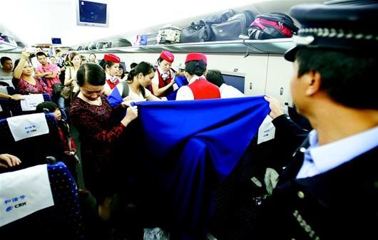 图文:武深高铁一孕妇即将生产 客舱里毛毯围起