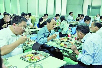 ������һŮ�а�����2000���þ۲�ÿ��һͰ������(ͼ)