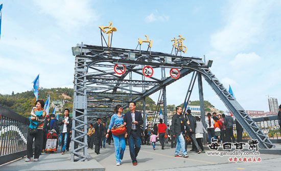 甘肃:双节自驾游火爆 旅游景点游客井喷(图)