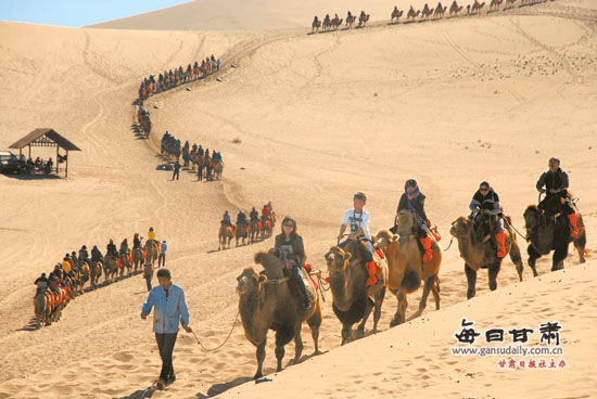 甘肃:双节自驾游火爆 旅游景点游客井喷(图)