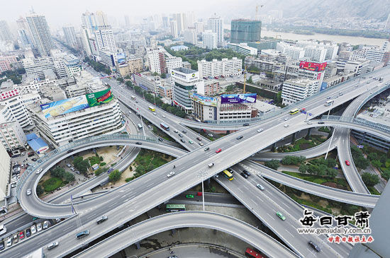 兰州出租车尾号限行首日 部分路段仍打车难(图