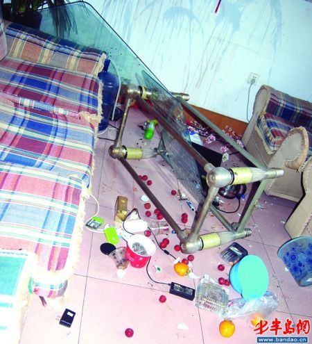 保险业务员打架砸烂顾客家 打完后拍屁股走人