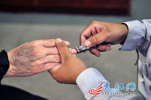南昌:重阳节前 癌症老人收到贴心礼物(组图)
