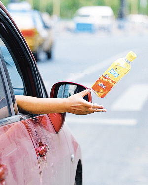 兰州:车窗抛物执法局首开罚单(图)