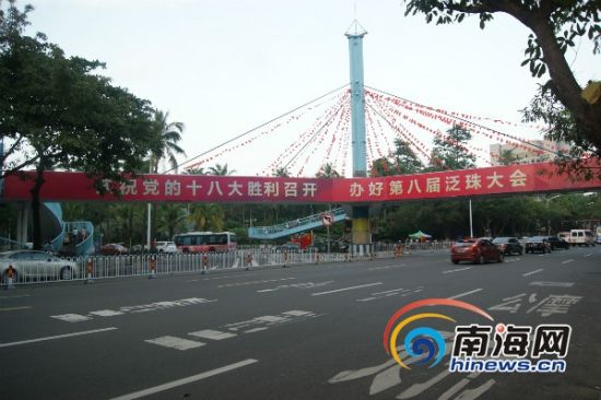 喜迎十八大 火红旗帜标语装扮椰城[组图]