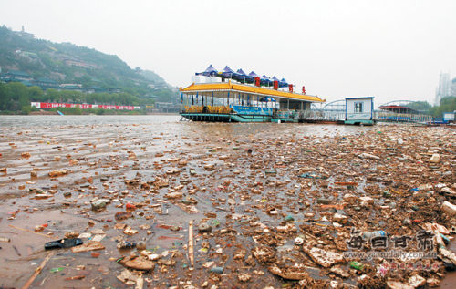 兰州连日降雨 黄河漂浮大量垃圾(图)