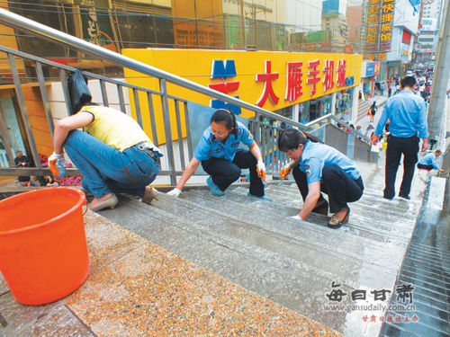 兰州七里河执法局对西站环行天桥市容环境进行