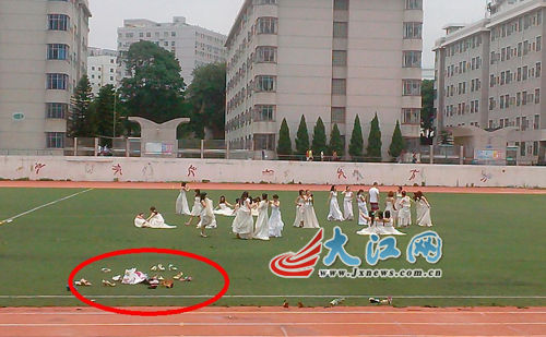 婚纱照?毕业照!江西理工大学创意毕业照引关注