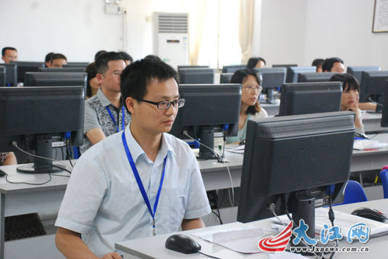 记者探访江西高考阅卷现场 三评制确保评分准