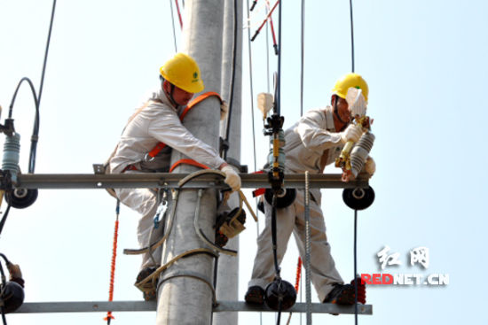 岳阳电网迎来今夏首轮用电高峰(图)
