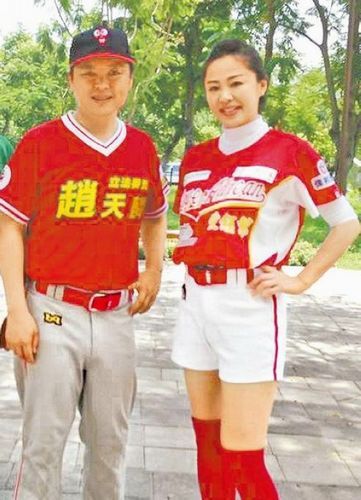 新北市美女议员李婉钰打垒球 红袜配美腿(图)