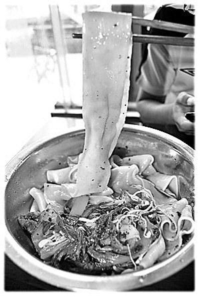 西安面食排行榜_西安第一好吃爆肚面,开门不停地煮面仍不赶趟,排队至少1小时