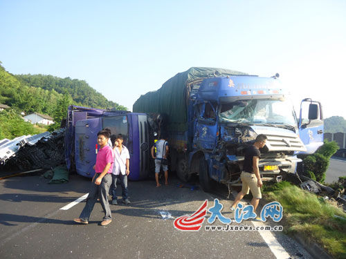 大广高速横市境内一运煤货车爆胎侧翻 致9车环撞追尾