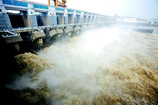图文:长江上游今年最大洪水入境