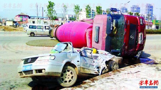 捷达被搅拌车压扁 司机一个侧扑神奇逃生(图)