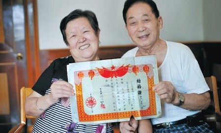 56年前的结婚证,二老仍然收藏如新.