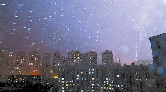 图文:落日晚霞急转乌云雷电 九级风坨子雨奇袭江城