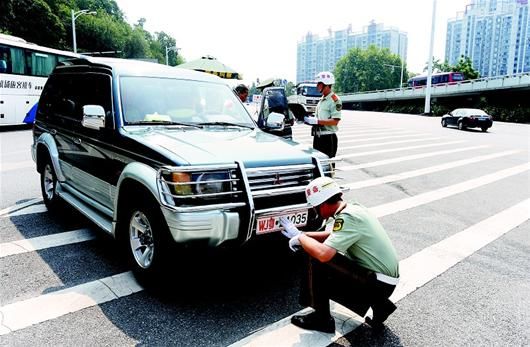 今年5月1日起,全军和武警部队统一使用新式军车号牌,原有号牌全部废止