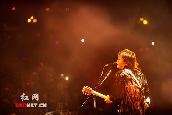 橘洲音乐节首日嗨翻 45岁的伍佰宝刀未老(组图