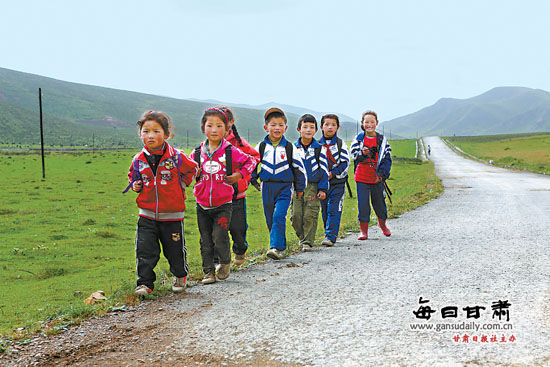 合作市勒秀乡麻木索那小学的孩子走在放学路上图