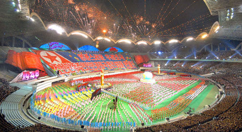 朝鲜上演大型集体操阿里郎 庆祝建国65周年(图)