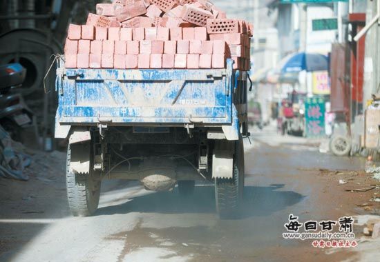 记者走访发现兰州城区主干道黑尾巴车辆屡见