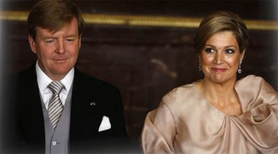 荷兰国王和王后访问俄罗斯期间遭烂番茄袭击(图)_新浪新闻