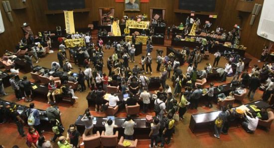 组图:台湾立法机构被逾百人冲击 现场发生冲突