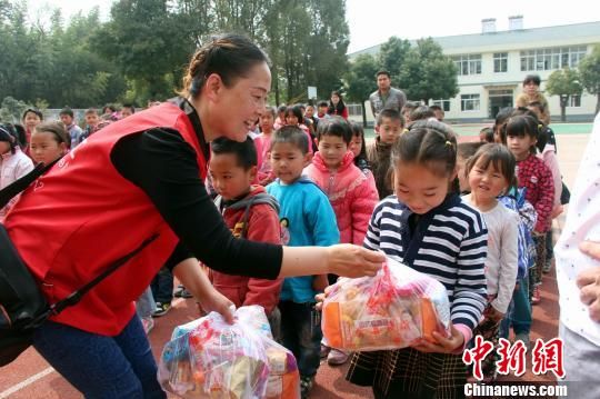 湖北荆门义工关爱留守儿童 大爱传荆城(图)