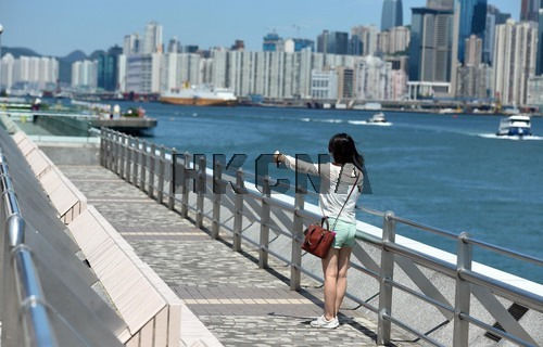 图:香港天气炎热 尖沙咀游人稀少