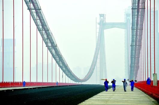 图文:武汉鹦鹉洲长江大桥桥面刷黑