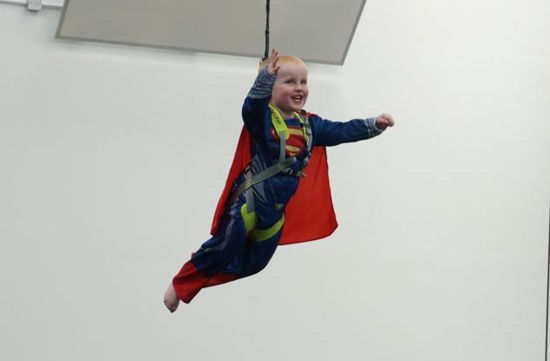 英国3岁心脏病儿童扮小超人飞行 视频吸引3万