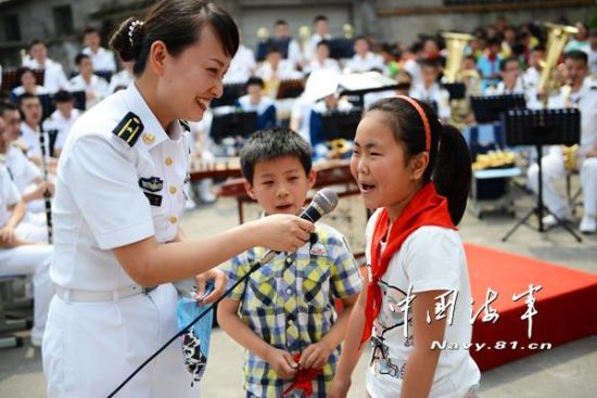 东海舰队军乐队赴小学表演秀丽女兵亮相(组图)