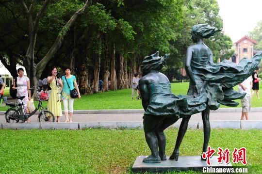 中山大学迎来艺术家许鸿飞"肥女人"雕塑(图)