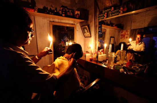 印度夏季停电频繁 偷电现象异常猖獗(组图)