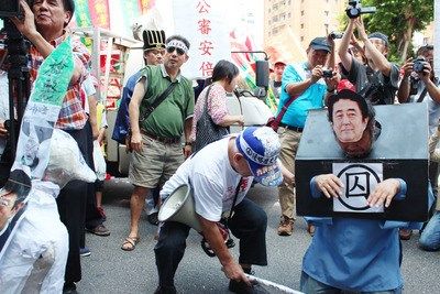 台湾民间团体对日抗议 演行动剧"公审"安倍(图)