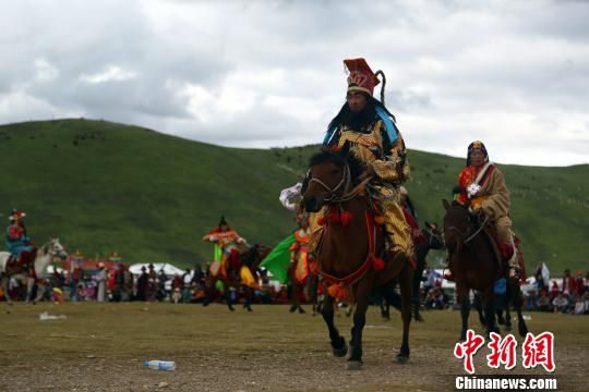 青海果洛龙什加寺僧人演绎格萨尔马背藏戏(图)