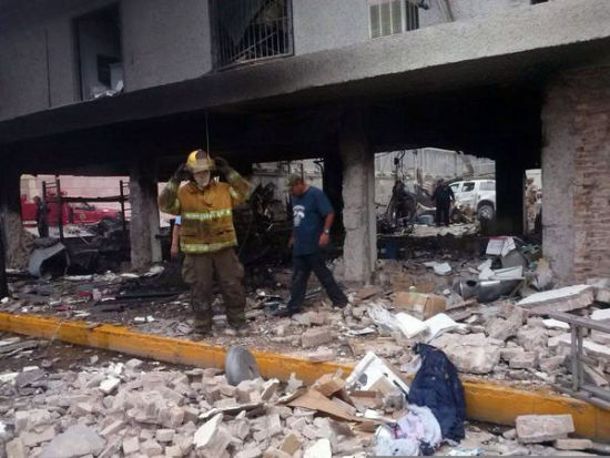 墨西哥一税务局煤气管爆炸 1人死5人伤(组图)