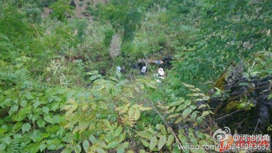 广西都安面包车翻下山崖致9死5伤 核载8人实载