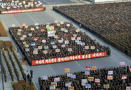 　　朝鲜25日在平壤金日成广场机关十万人退出的行声军夷易近大会以及示威游行，抗议散漫国大会第三委员会本月18日经由朝鲜人权抉择案，讨美图并呵美国及其“追寻权柄”对于朝鲜建议“人权”闹剧。国反