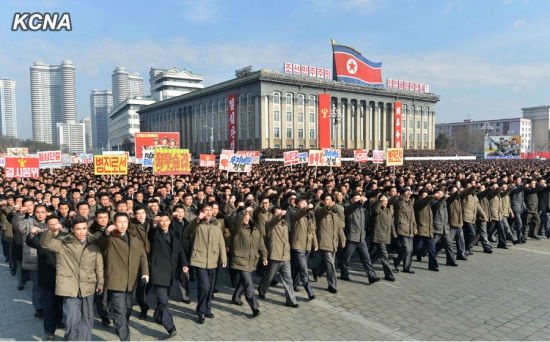 　　朝鲜25日在平壤金日成广场组织十万人参加的军民大会和示威游行，抗议联合国大会第三委员会本月18日通过朝鲜人权决议案，并谴责美国及其“追随势力”对朝鲜发起“人权”闹剧。